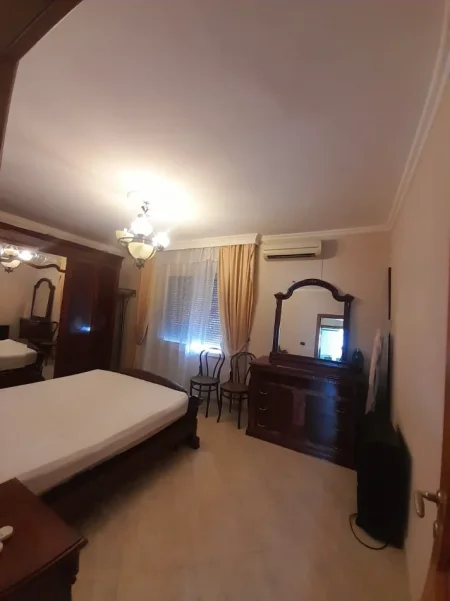 Tirane, jepet me qera Apartament 2+1+Ballkon Kati 3, Mobiluar, Çmimi 60.000 Lekë të Reja, (Tek Fillimi i Rrugës Elbasanit, Tiranë.)