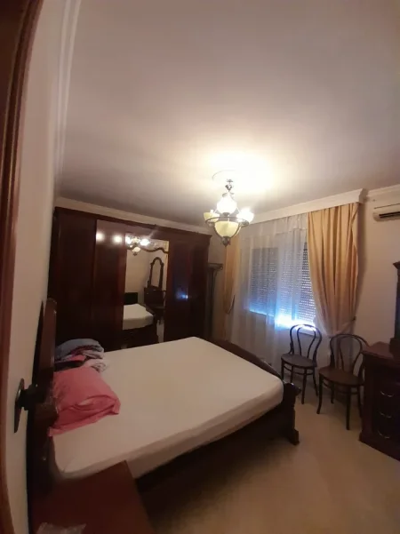 Tirane, jepet me qera Apartament 2+1+Ballkon Kati 3, Mobiluar, Çmimi 60.000 Lekë të Reja, (Tek Fillimi i Rrugës Elbasanit, Tiranë.)