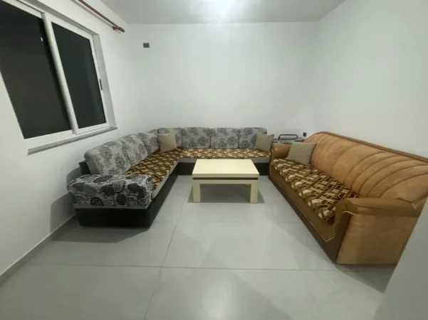 Tirane, jepet me qera shtepi 2+1+Ballkon Kati 1, 80 m² 350 € (Rrethrrotullimi i gjirokes)
