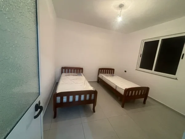 Tirane, jepet me qera shtepi 2+1+Ballkon Kati 1, 80 m² 350 € (Rrethrrotullimi i gjirokes)