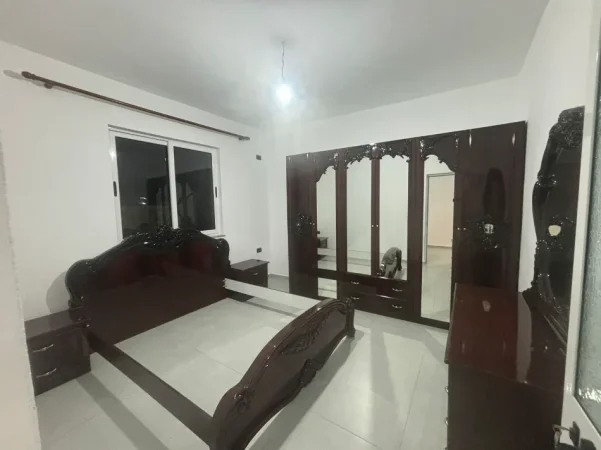 Tirane, jepet me qera shtepi 2+1+Ballkon Kati 1, 80 m² 350 € (Rrethrrotullimi i gjirokes)