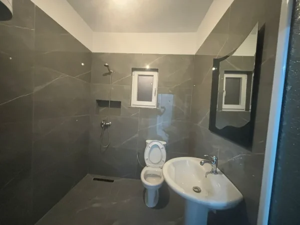 Tirane, jepet me qera shtepi 2+1+Ballkon Kati 1, 80 m² 350 € (Rrethrrotullimi i gjirokes)