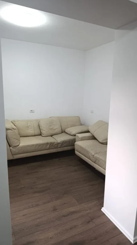 Tirane, jepet me qera apartament 1+1 Kati 1, 65 m² 300 € (Selitë)