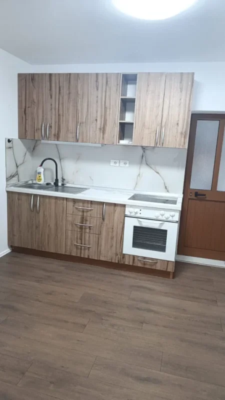 Tirane, jepet me qera apartament 1+1 Kati 1, 65 m² 300 € (Selitë)