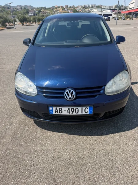 Tirane, shitet makine Golf 5 Nafte, blu e errët manuale Kondicioner 300 km 3.300 €