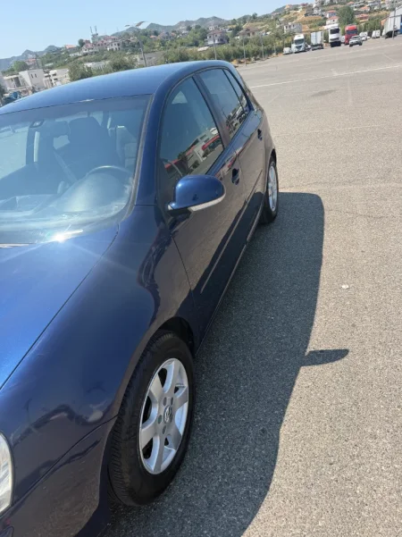 Tirane, shitet makine Golf 5 Nafte, blu e errët manuale Kondicioner 300 km 3.300 €