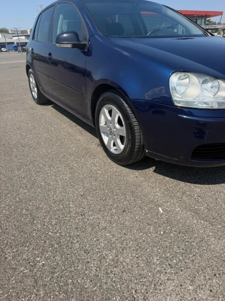 Tirane, shitet makine Golf 5 Nafte, blu e errët manuale Kondicioner 300 km 3.300 €