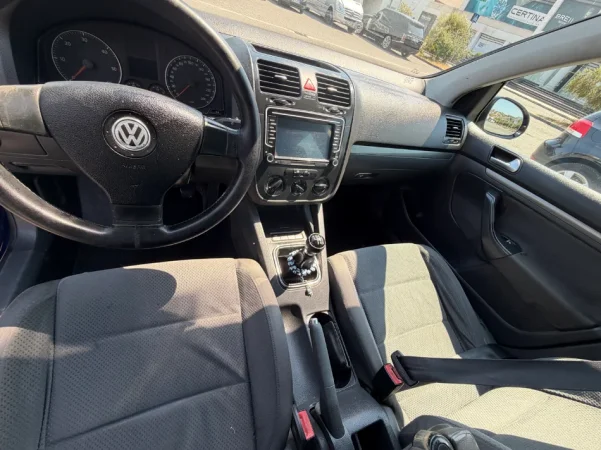 Tirane, shitet makine Golf 5 Nafte, blu e errët manuale Kondicioner 300 km 3.300 €