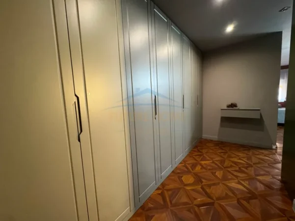 Tirane, jepet me qera apartament 3+1+2+Ballkon Kati 8, 120 m² 1.500 € (Zogu i Zi)