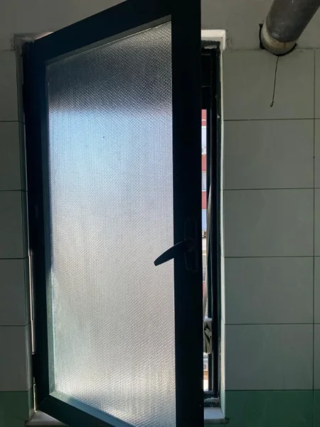 Tirane, Dritare duralumini