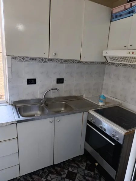 Tirane, jepet me qera apartament 2+1 Kati 3, 80 m² 420 € (Shkolla Bashkuar)