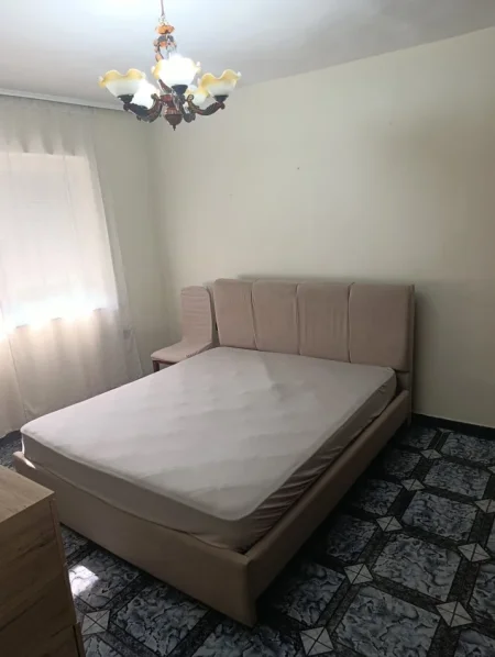 Tirane, jepet me qera apartament 2+1 Kati 3, 80 m² 420 € (Shkolla Bashkuar)