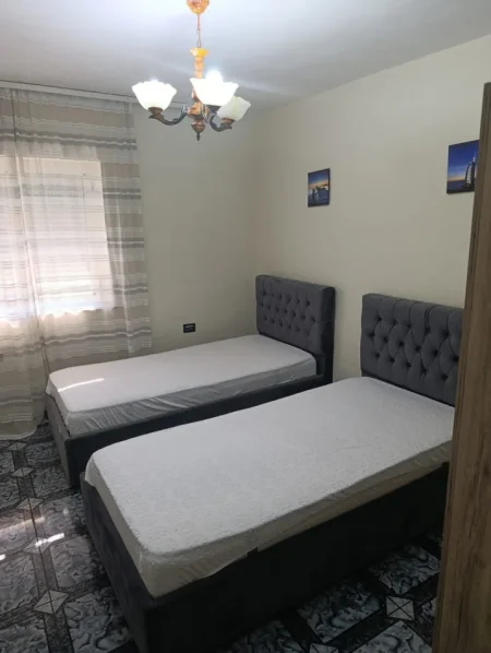 Tirane, jepet me qera apartament 2+1 Kati 3, 80 m² 420 € (Shkolla Bashkuar)