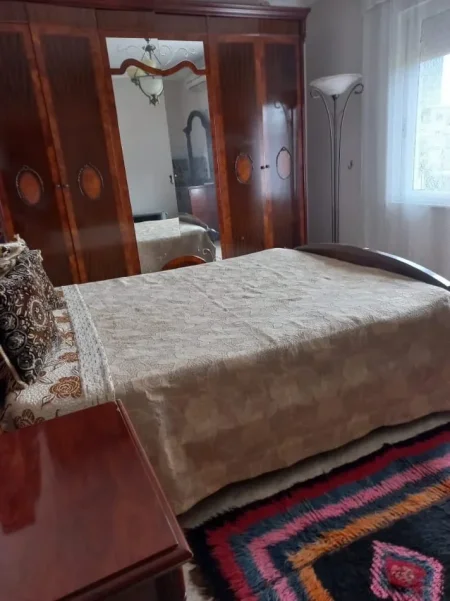 Tirane, jepet me qera apartament 2+1 Kati 3, 70 m² 600 € (Rr.Elbasanit tek shkolla e Baletit)