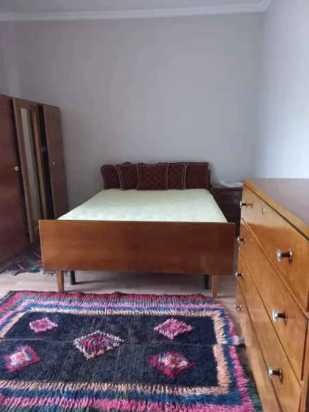 Tirane, jepet me qera apartament 2+1 Kati 3, 70 m² 600 € (Rr.Elbasanit tek shkolla e Baletit)