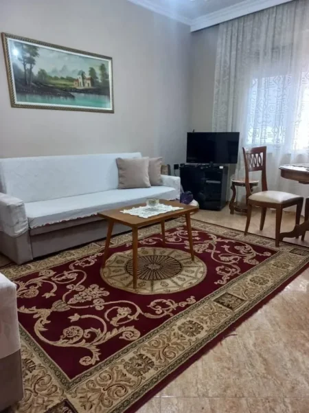 Tirane, jepet me qera apartament 2+1 Kati 3, 70 m² 600 € (Rr.Elbasanit tek shkolla e Baletit)