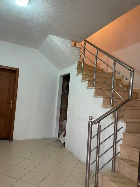 Tirane, jap me qera shtepi 1+1+Ballkon Kati 2, 81 m² 400 € (Sauk i ri)