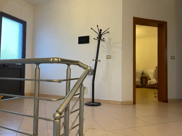 Tirane, jap me qera shtepi 1+1+Ballkon Kati 2, 81 m² 400 € (Sauk i ri)