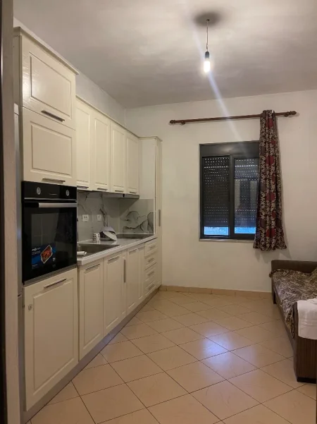 Tirane, jap me qera shtepi 1+1+Ballkon Kati 2, 81 m² 400 € (Sauk i ri)