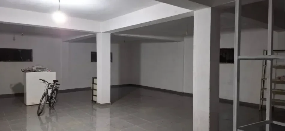 Tirane, jepet me qera magazine Kati 0, 100 m² 400 € (Ali Demi përballe shkollës Kushtrimi i Lirisë)