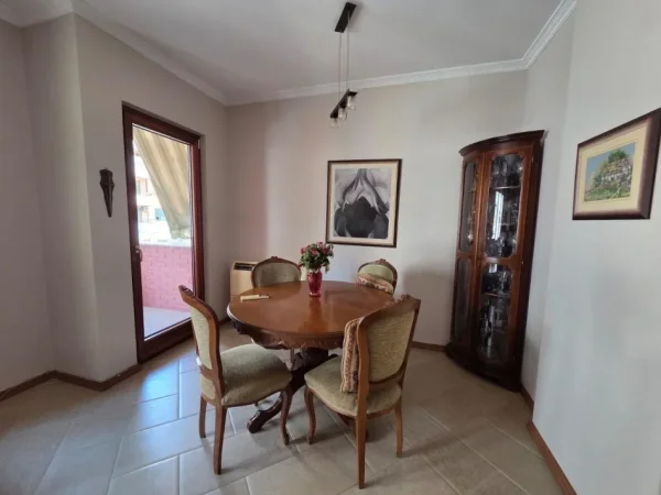 Tirane, jepet me qera apartament 1+1 Kati 5, 95 m² 650 € (Komuna e Parisit)
