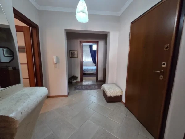 Tirane, jepet me qera apartament 1+1 Kati 5, 95 m² 650 € (Komuna e Parisit)