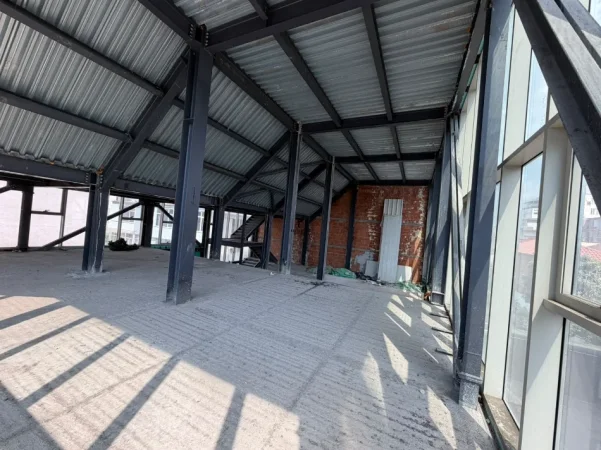 Tirane, jepet me qera magazine Kati 1, 250 m² 5.000 € (RRUGA BARDHYL)