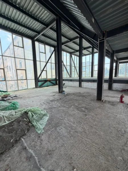 Tirane, jepet me qera magazine Kati 1, 250 m² 5.000 € (RRUGA BARDHYL)