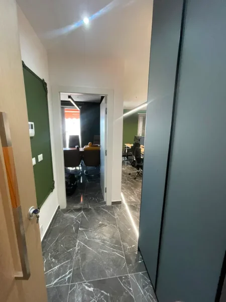 Tirane, jepet me qera ambjent biznesi Kati 5, 900 € (zogu i zi)