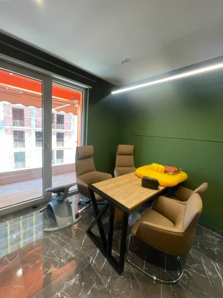 Tirane, jepet me qera ambjent biznesi Kati 5, 900 € (21 Dhjetori)