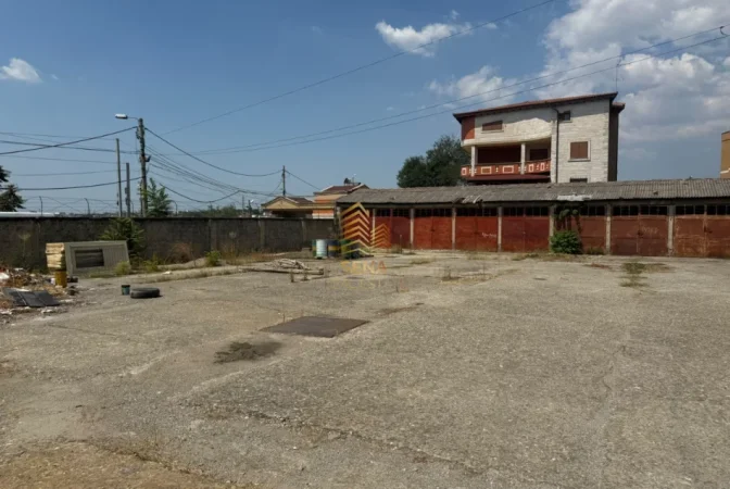 Tirane, jepet me qera toke , 550 m² (Kinostudio)