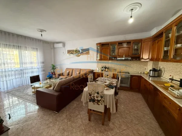 Tirane, shitet apartament 2+1 Kati 5, 107 m² 160.000 € (Kopshti Botanik)