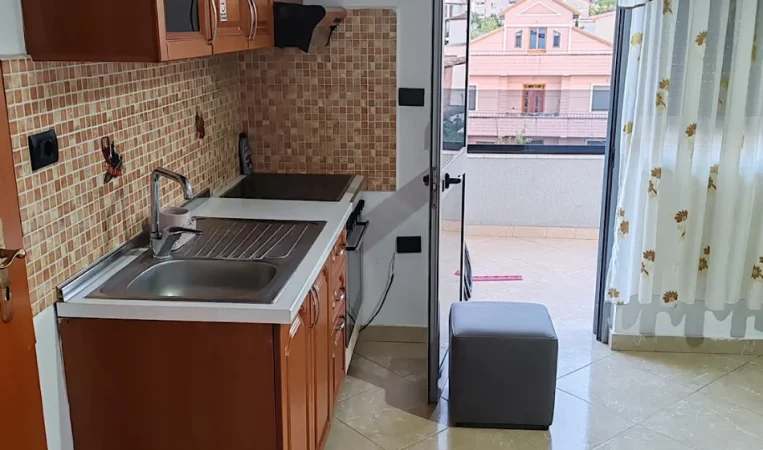 Tirane, jepet me qera shtepi 1+1 Kati 3, 70 m² 450 €