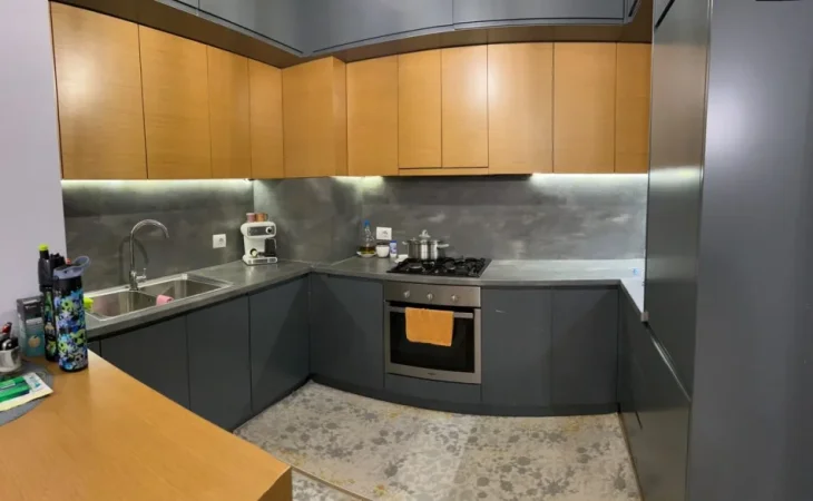 Tirane, jepet me qera apartament 2+1 Kati 1, 87 m² 850 € (Komuna e Parisit)