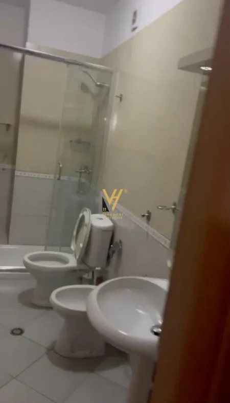 Tirane, jepet me qera apartament 2+1+Ballkon Kati 5, 106 m² 720 € (RRUGA PETRO NINI LUARASI)