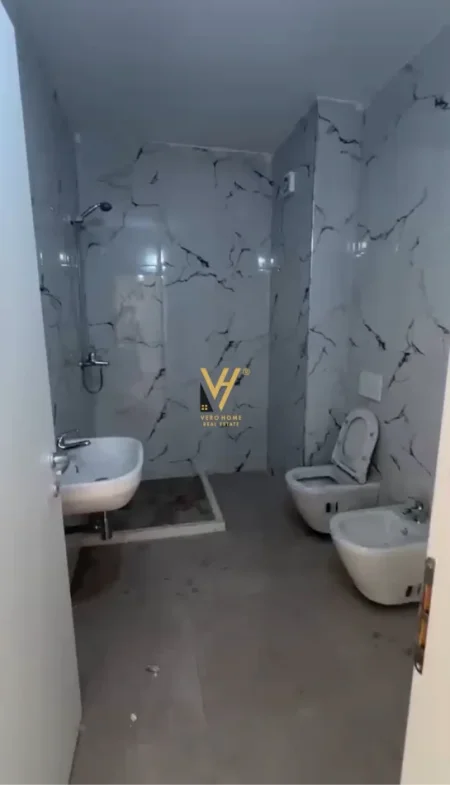 Tirane, jepet me qera zyre Kati 5, 60 m² 670 € (RRUGA BARDHYL)