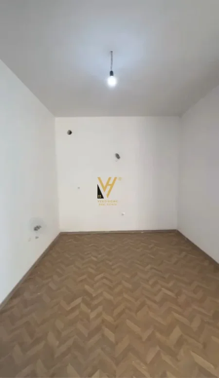 Tirane, jepet me qera zyre Kati 5, 60 m² 670 € (RRUGA BARDHYL)