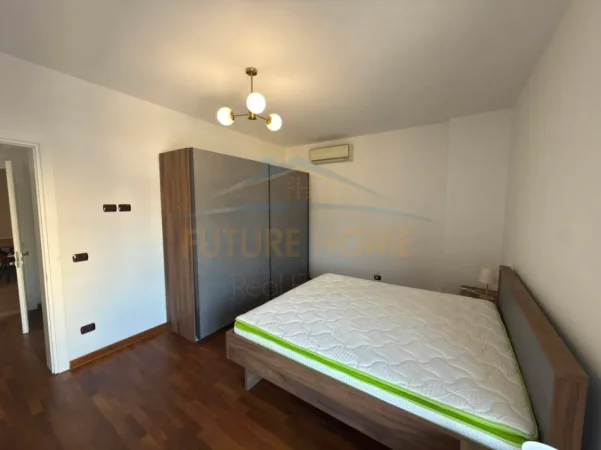 Tirane, jepet me qera apartament 2+1 Kati 4, 140 m² 1.600 € (LIQENI ARTIFICAL)