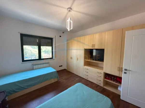 Tirane, jepet me qera apartament 2+1 Kati 4, 140 m² 1.600 € (LIQENI ARTIFICAL)