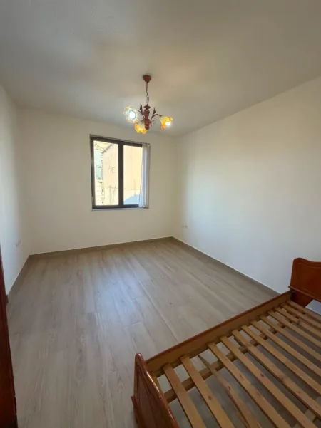 Tirane, jepet me qera apartament 2+1+Aneks+Ballkon Kati 4, 90 m² 600 € (rruga e barrikadave)