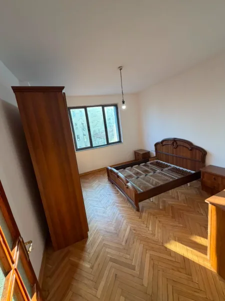 Tirane, jepet me qera apartament 3+1+Aneks+Ballkon Kati 4, 90 m² 600 € (rruga e barrikadave)