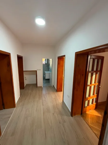 Tirane, jepet me qera apartament Kati 4, 90 m² 600 € (rruga e barrikadave)