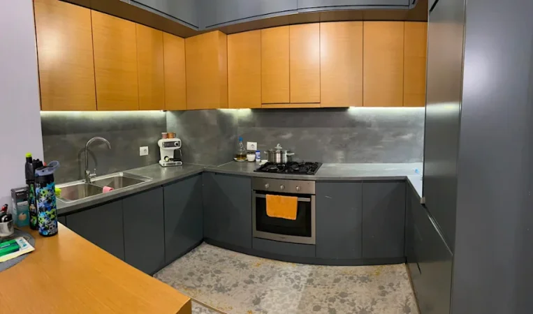 Tirane, jepet me qera apartament 2+1 Kati 1, 87 m² 850 €