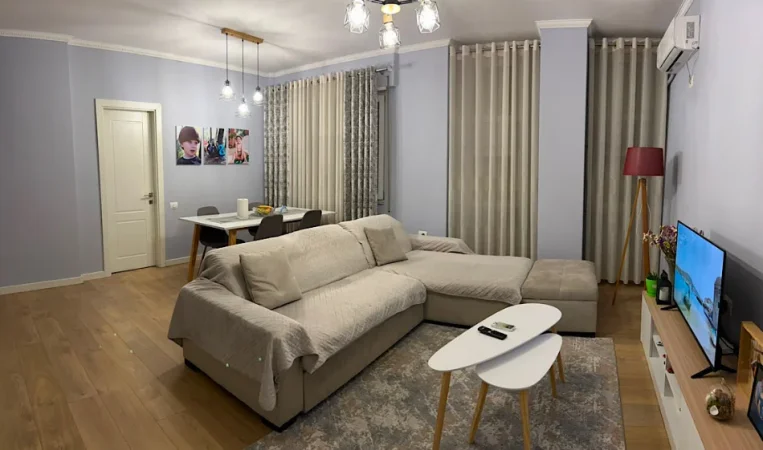 Tirane, jepet me qera apartament 2+1 Kati 1, 87 m² 850 €