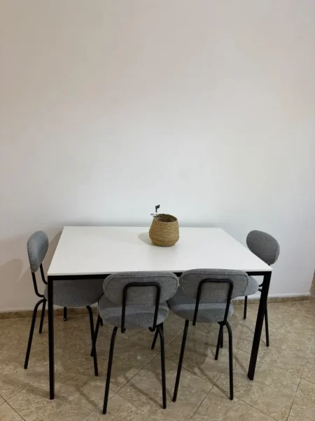 Tirane, jepet me qera apartament 1+1 Kati 2, 70 m² 400 € (ALI DEMI)