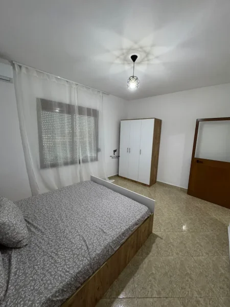 Tirane, jepet me qera apartament 1+1 Kati 2, 70 m² 400 € (ALI DEMI)