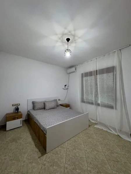 Tirane, jepet me qera apartament 1+1 Kati 2, 70 m² 400 € (ALI DEMI)