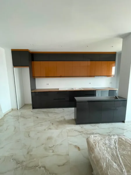 Tirane, jepet me qera apartament 1+1+Ballkon Kati 7, 65 m² 600 € (Parallel Living)