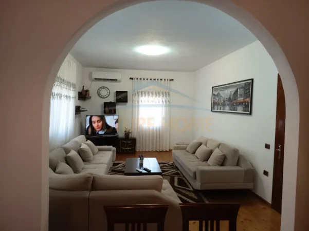 Tirane, jepet me qera Vile 2 Katshe , 168 m² 1.500 € (SAUK)