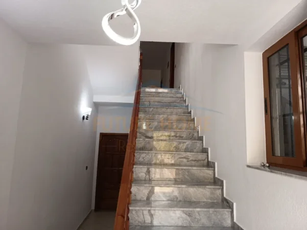 Tirane, jepet me qera Vile 2 Katshe , 168 m² 1.500 € (SAUK)